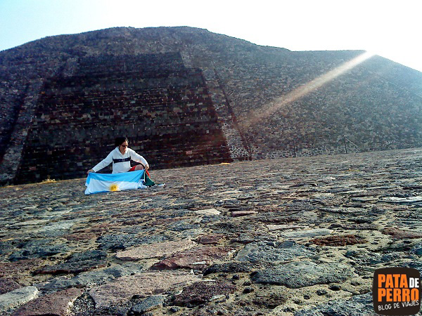 preparando las banderas piramide de la luna teotihuacan mexico