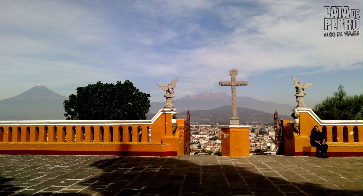 Vista de los volcanes Popocatepetl e Iztaccíhuatl desde la Iglesia de la Virgen de los Remedios